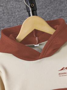 男童休闲标语印花袋鼠口袋连帽卫衣和运动裤套装（2件套），适合休闲、运动、日常穿着、户外活动、上学、秋冬季穿着。 - 棕色 - 查看 3