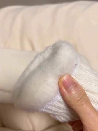 重量不足120克，一双女士柔软保暖内衬腿套，适合秋冬季穿着。