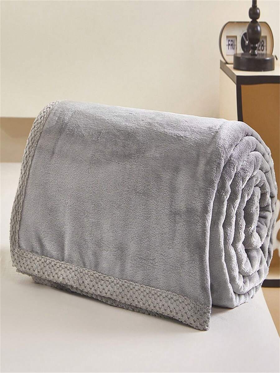 1 einfarbige Milchvelvet-Decke, weiche Polyesterdecke mit leichtem Luxusstil, modisch, einfach, bequem und weich, multifunktionale warme Überwurfdecke, geeignet für Schlafzimmer, Wohnzimmer, Sofa, Camping, Büro und Reisen, Raum- und Schlafzimmerdekoration, maschinenwaschbar, leicht zu pflegen, geeignet für alle Jahreszeiten - Hellgrau - Übersicht 1