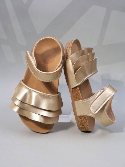 1 Pair Of Girls' Open Toed Sandals, Decorated With Multiple Layers Of Gold Ruffles, Made Of PU Material, Soft And Easy To Wear, Low Cut Design, Hook And Loop Straps, Flat Heel Style, Fresh And Sweet Element Sandals, Suitable For Summer Play And Campus Commuting