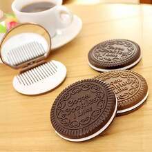 Bộ 2 món (Gương trang điểm + Lược) Gương trang điểm hình bánh quy kem sô cô la sống động như thật, Gương tròn gấp gọn di động hình công chúa dễ thương kèm lược, Gương hình bánh quy đáng yêu kèm lược, Gương trang điểm sô cô la di động, Giá rẻ, Ngày lễ tình nhân, Hàng giá rẻ, Du lịch, Đồ dùng cần thiết khi đi du lịch, Trang trí phòng, Quà tặng Valentine, Đồ rẻ tiền, Phòng, Hàng 1 đô la, Đồ dùng cần thiết cho kỳ nghỉ, Quà tặng cho phụ nữ, Phòng ngủ, Valentine, 99 xu - Nhiều màu - Xem 1