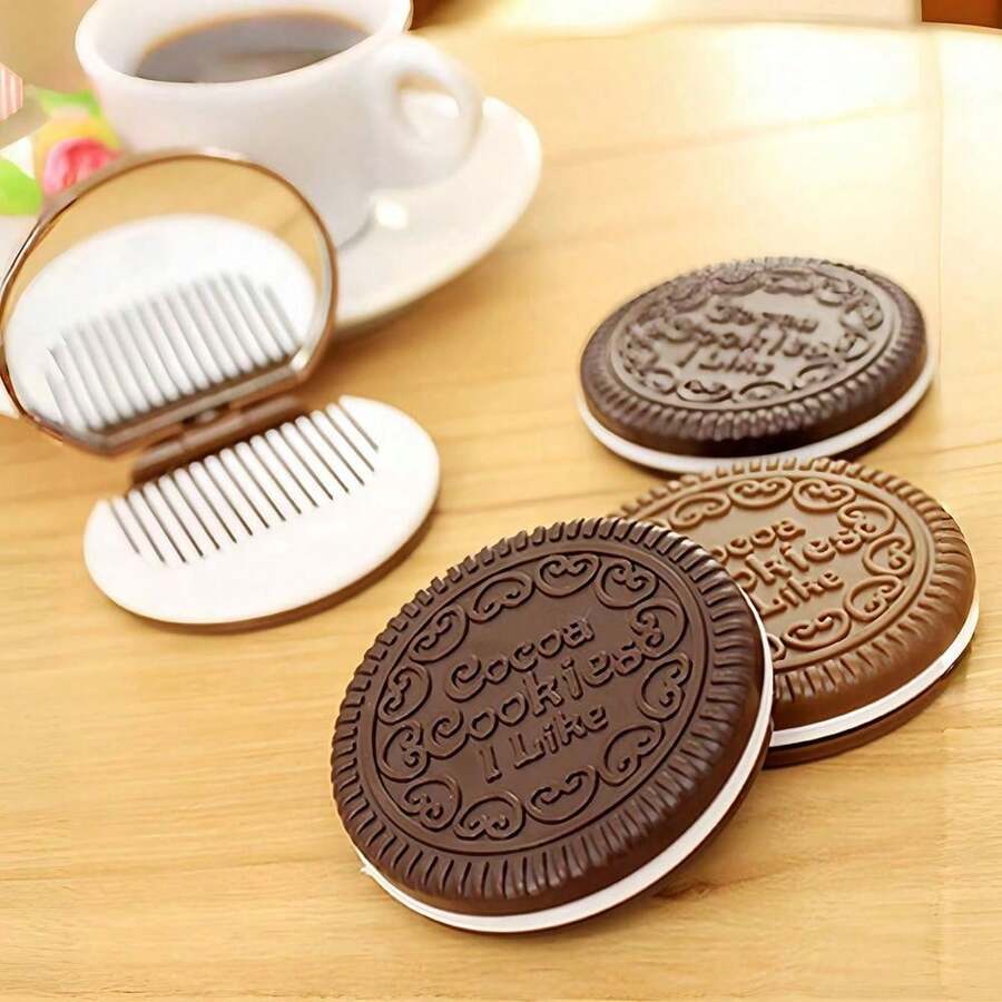 Bộ 2 món (Gương trang điểm + Lược) Gương trang điểm hình bánh quy kem sô cô la sống động như thật, Gương tròn gấp gọn di động hình công chúa dễ thương kèm lược, Gương hình bánh quy đáng yêu kèm lược, Gương trang điểm sô cô la di động, Giá rẻ, Ngày lễ tình nhân, Hàng giá rẻ, Du lịch, Đồ dùng cần thiết khi đi du lịch, Trang trí phòng, Quà tặng Valentine, Đồ rẻ tiền, Phòng, Hàng 1 đô la, Đồ dùng cần thiết cho kỳ nghỉ, Quà tặng cho phụ nữ, Phòng ngủ, Valentine, 99 xu - Nhiều màu - Xem 1