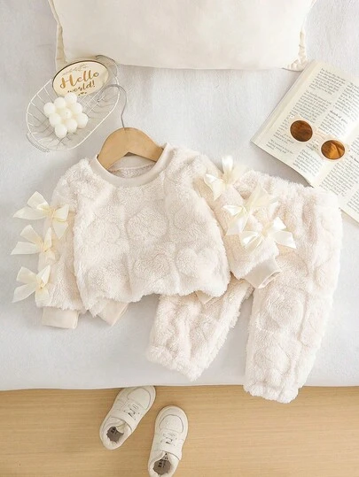 Baby Girls' Heart Print Fleece Sweatshirt With Bow Sleeve Decor And Fleece Pants Set, Comfortable For Autumn/Winter, Suitable For Outdoor And Indoor Wear