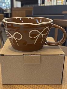 1个蝴蝶结马克杯，陶瓷材质，大容量，饰有丝带蝴蝶结，可作为咖啡杯送给朋友、女朋友，也适合作为返校季、生日、情人节、水杯、情侣杯或母亲节礼物。 - 彩色 - 查看 14