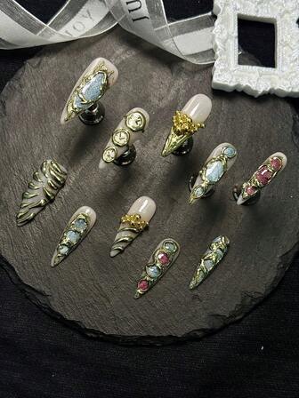 10片/套 手工长款尖头Y2K坏女孩风格美甲贴片，裸色、银蓝铬色扎染、金色法式尖头手工3D时钟图案，搭配水钻美甲球配件、彩色闪亮美甲宝石、浅粉色金铬色蓝紫色猫眼图案，印花设计，适合派对、各种场合及日常佩戴，是送给女性和女孩的绝佳礼物，附赠1片果冻棉片和1个指甲锉。