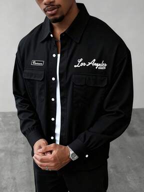 قميص رجالي أسود بطبعات على الياقة وأزرار تباين وتصميم جيب غير متماثل، طراز أمريكي كاجوال للعمل والحفلات في الربيع والخريف