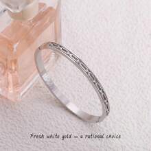 Uma Pulseira Minimalista Vazada de Aço Titânio para Homens com Design de Nicho - Um Hit de Outono-Inverno e um Acessório de Luxo Leve para Casais. Disponível em 3 Cores, Ideal para Uso Diário e Looks Versáteis. Uma Escolha para Homens Elegantes e o Presente Perfeito para Namorados ou Melhores Amigos Masculinos.