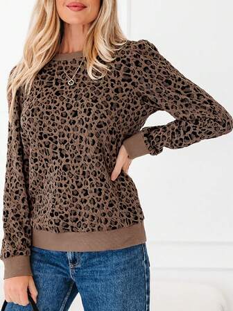 Blusa de manga larga con estampado de leopardo y ribete acanalado en color marrón
