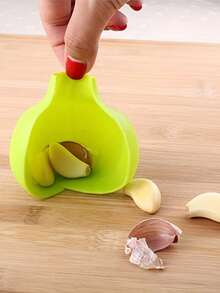 3件套蒜瓣剥皮器，适用于厨房食品准备。浅米色，轻松去除蒜皮。简单、方便、快捷且易于清洁的厨房小工具。便携式户外旅行蒜瓣剥皮器。