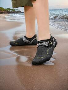 1 Pair Summer New Kids Aqua Shoes, Striped Fashion Print, Breathable Mesh, Quick Dry, Boys Beach Water Swimming Shoes, Low-Top, Hook And Loop, Rubber Sole, Wear-Resistant, Outdoor, Boys Cycling Shoes, Lightweight Indoor Yoga, Skipping, Running Trainers - Black - View 11