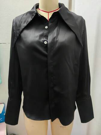 女士优雅黑色缎面衬衫，尖领和袖口纽扣细节，时尚休闲长袖上衣，光滑缎面面料，适合办公室和日常穿着，适合春夏秋冬