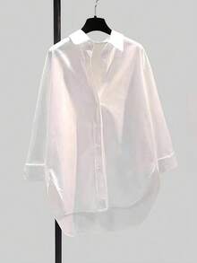 Bluzka damska w dużym rozmiarze, z kołnierzykiem koszulowym o standardowej długości, z długimi rękawami opadającymi na ramiona, zdobiona guzikami i asymetrycznym dołem - Biały - Zobacz 9