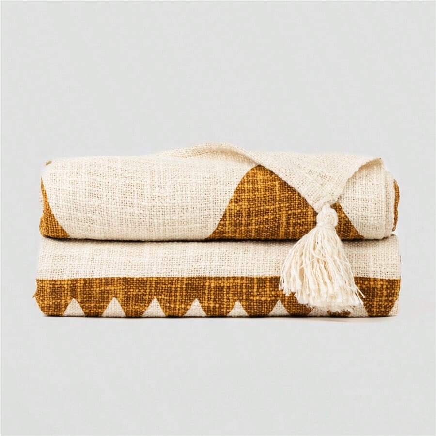 Tramas+ Plaid in cotone Fauno con stampa multicolore a rombi, righe e zigzag in ocra, dimensioni 120x190 cm - Aggiungi stile e versatilità alla tua casa, ideale per decorare il divano o il letto, con dettagli in nappa che donano freschezza ed eleganza, disponibile in vari colori e dimensioni per adattarsi a qualsiasi spazio. - OCRA - Visualizzare 1