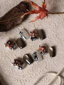 10片装美甲贴片套装，包含棕色、白色、猫眼、黑色线条、金色花朵等多种款式，适合日常佩戴，短款，适合办公室使用。套装内含1张粘性贴片和1个迷你指甲锉。 - 彩色 - 查看 3