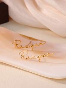 一对定制名字耳钉，女士金色不锈钢材质，手工简约圣诞饰品，完美礼物之选。时尚金色，秋季潮流，复古，男女皆宜，简约休闲，嘻哈，哥特，朋克风，可定制，个性化，独一无二。情人节、毕业季的理想礼物，送给她、朋友、宠物、祖父母皆可。实用时尚，精致浪漫，尽显魅力。女士珠宝，提供刻字服务。 - 彩色 - 查看 6