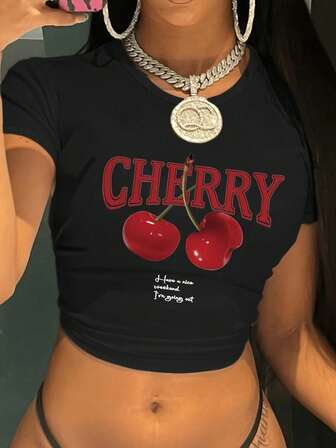女士休闲“CHERRY”字母印花圆领短袖T恤，印有“祝你周末愉快，我要出去玩啦”标语，适合春秋冬三季穿着，是情人节/返校季的必备单品。