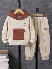 男童休闲标语印花袋鼠口袋连帽卫衣和运动裤套装（2件套），适合休闲、运动、日常穿着、户外活动、上学、秋冬季穿着。 - 棕色 - 查看 1