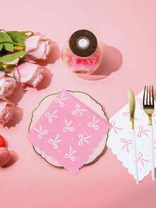 20张粉色蝴蝶结蕾丝婴儿派对一次性纸巾，四面均有不同粉色系可爱蝴蝶结设计，适用于性别揭晓派对、生日派对、婴儿派对、一周岁生日派对等场合的餐具装饰。 - 粉紅色蝴蝶結 - 查看 3