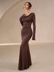 Vestido Longo Elegante Feminino para Outono/Inverno - Design Halterneck Finas Costas Abertas, Detalhes Plissados Torcidos, Mangas Bufantes, Bainha em Cauda de Peixe, Leve e Confortável, Adequado para Reuniões e Festas - Café - Visão 5