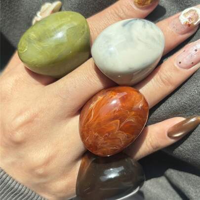 Set de 4 anillos de resina geométricos y minimalistas únicos, anillos ovalados extra grandes en colores marrón, rojo, verde, gris y blanco, adecuados para mujeres, uso diario, vacaciones y fiestas