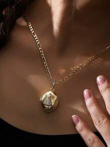 قلادة علبة صور فاخرة مطلية بالذهب عيار 14 قيراط للنساء، يمكن وضع العطر أو الصور بداخلها، مناسبة للنساء المهتمات بالتصميم الفريد، الارتداء اليومي، المناسبات، وعشاق الطراز الكلاسيكي