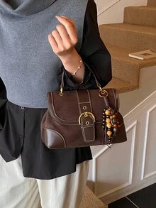 这款时尚简约的新款秋冬咖啡色女士手提包，饰有精致独特的串珠吊坠、休闲百搭的经典搭扣设计以及可调节肩带。 - 咖啡 - 查看 3