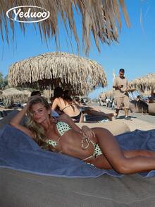 Bộ bikini 2 mảnh dành cho nữ, gồm áo hai dây màu vàng hở lưng phối họa tiết chấm bi đen ngẫu nhiên và nơ đen buộc bên hông, thích hợp cho mùa xuân, hè, lễ Phục sinh, ngày Thánh Patrick, đi chơi, tốt nghiệp, và những dịp nghỉ dưỡng sang trọng trên bãi biển. - Nhiều màu - Xem 2