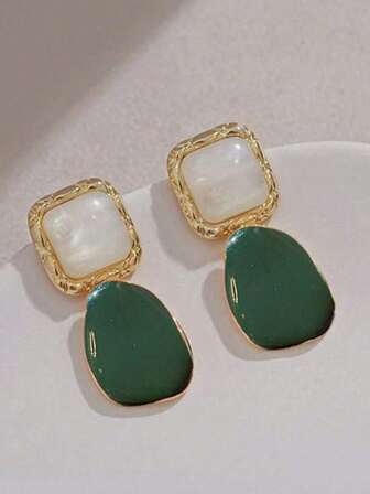 一对复古法式酒红色耳环，百搭日常佩戴，适合女性