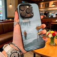 Cubierta de telefono con diseño de paisaje marino azul claro con hombre caminando y cámara antigua para iPhone 14 Pro Max en cafetería - Blanco - Ver 3