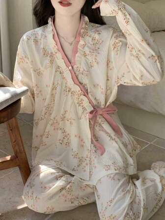 2 件套女士睡衣套装，V 领开衫长袖睡衣上衣，碎花图案，蕾丝花边，系带腰部，搭配卡通印花裤，舒适时尚，适合居家，春秋冬