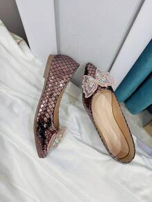 1双时尚金属鱼鳞纹平底鞋，饰有蝴蝶水钻，精美派对舞鞋，适合各种节日和场合。 - 銅色 - 查看 4