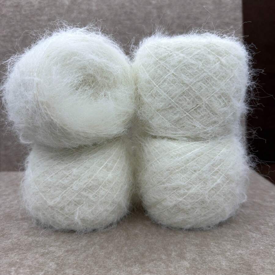 مجموعة من 4 قطع من خيوط الصوف المخلوط بالألبكة - 760م/832 ياردة، سمك متوسط، ألياف طويلة حريرية، مناسبة لصنع أوشحة وسترات دافئة | مجموعة صوف ناعمة للحياكة والكروشيه، مخلوط بالنايلون، متينة - أبيض - مشاهدة 1