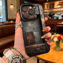 Cubierta de telefono estilo industrial con textura de metal oxidado y madera para iPhone 14 Pro Max color negro con detalles en tonos marrones y grises diseño vintage con estampado de acero rústico y marco de madera ideal para uso diario en cafeterías y espacios urbanos - Blanco - Ver 3