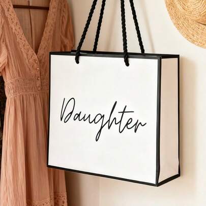 1个女儿礼品袋，优雅黑白纸质手提袋，适合生日、父亲节、女性生日等场合，是理想的女儿纪念礼物、父亲节礼物、送给男友的生日礼物、周年纪念礼物、送给女性的友谊礼物、送给女性朋友的礼物、送给新娘母亲的礼物、父亲节礼物、送给他的浪漫礼物、送给闺蜜的生日礼物等。