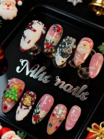 Bli romantisk med handgjorda 10 st. mellanstora mandel-aprikosfärgade franska tips. Roliga heltäckande lösnaglar i söt stil. Handritade renar, gnistrande 3D-tredimensionell dekoration, pärlor, stjärnor och blommor och hinestone-dekor. Punk, heltäckande press-on-naglar. Lämplig för jul och nyår. Användningskit för tjejer och kvinnor. Med 1 st. mini-nagelfil och 1 ark självhäftande flikar.