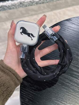 Set de 4 piezas (1 protector de cargador + 2 organizadores de cable + 1 protector de cable de malla de diamantes brillantes), kit de protector de cargador y cable con patrón de caballo pintado en negro, compatible con cargador rápido de 20W de Apple para Reino Unido