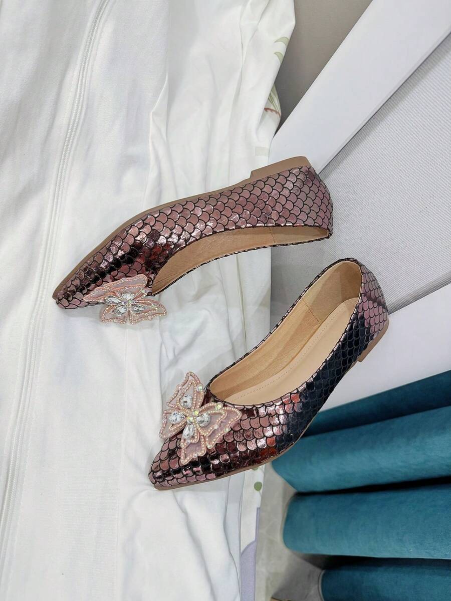 1双时尚金属鱼鳞纹平底鞋，饰有蝴蝶水钻，精美派对舞鞋，适合各种节日和场合。