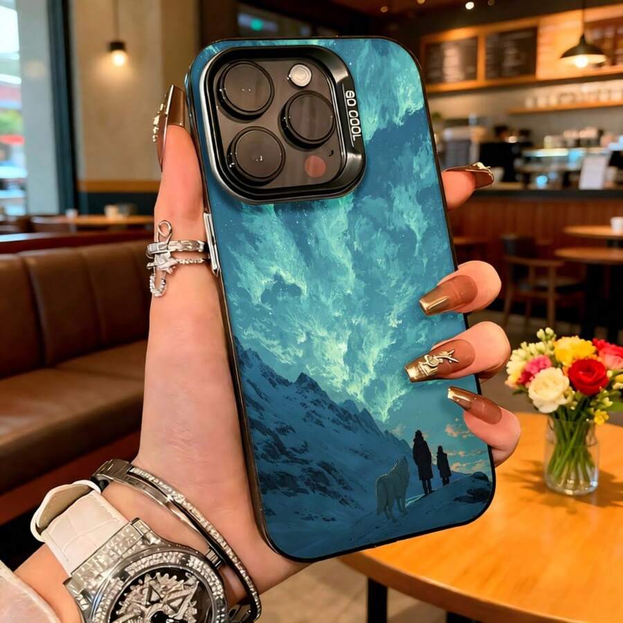 Cubierta de telefono con borde metálico azul oscuro diseño de montañas nevadas y siluetas de personas caminando bajo cielo estrellado para uso diario en cafeterías y espacios urbanos - Negro - Ver 1