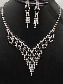 طقم مجوهرات أنيق من القلادة والأقراط المزينة بالأحجار الكريمة السوداء والشرابات، مناسب للنساء للارتداء في المناسبات الخاصة كالخطوبة والزفاف والحفلات الراقية وعيد الهالوين والكريسماس والأعياد، إكسسوارات فاخرة عالية الجودة - الأسود - مشاهدة 3