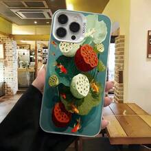 Cubierta de telefono con diseño de loto y peces koi en tonos verdes y rojos para iPhone 14 Pro Max elegante y resistente ideal para uso diario en cafeterias y espacios urbanos - Negro - Ver 3