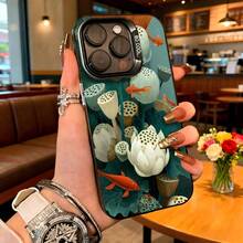 Cubierta de telefono con diseño de loto y peces koi azul oscuro para iPhone 14 Pro Max estilo elegante ideal para uso diario en cafeterias y salones - Blanco - Ver 3