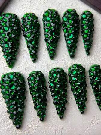 10 st. exklusiva hovnaglar, smaragdgrönt färgschema, glittrande med diamanter över hela handgjorda lösnaglar, nagellappar lämpliga för vänträffar, födelsedagsfester, barfester och julevenemang