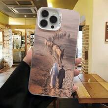 Cubierta de telefono con borde negro y diseño de camello en desierto para iPhone 14 Pro Max estilo minimalista con texto 8000 en la parte trasera ideal para uso diario en cafeterias y viajes - Negro - Ver 3