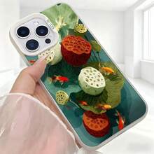 Cubierta de telefono con diseño de loto y peces koi en tonos verdes y rojos para iPhone 14 Pro Max elegante y resistente ideal para uso diario en cafeterias y espacios urbanos - Negro - Ver 5