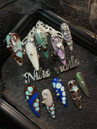 10件套尖头美甲套装，手工美甲贴纸，3D立体美甲水钻钢珠配件，彩色闪亮美甲宝石，棕白蓝紫扎染，棕色法式手绘几何图案Y2K风格可佩戴美甲套装，适合女性日常佩戴及派对场合（内含：一块果冻胶和一条摩擦条）美甲用品