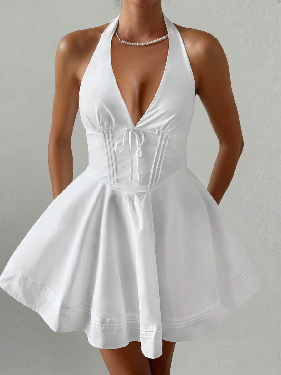 Unadoll 女式深 V 领蝴蝶结装饰挂脖露背吊带收腰全白性感短裙，适合约会音乐节、返校服装、鸡尾酒会、圣诞节