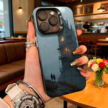 Cubierta de telefono con diseño de castillo encantado azul oscuro con siluetas de personas y texto 8000 para uso diario en cafeterias - Blanco - Ver 3