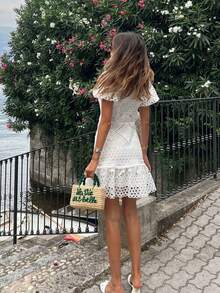 Vusalt 女士夏季白色刺绣蕾丝复古优雅泡泡袖修身法式度假连衣裙，适合夏季穿着，也适合情人节、海滩、婚礼宾客、生日等场合，是优雅女士、度假装、白色连衣裙和派对礼服的理想选择。 - 白色 - 查看 8