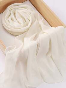 1条女士经典休闲雪纺围巾，纯色舒适透气莫代尔面料，可作围脖、头巾、多功能头饰使用，适合日常佩戴。