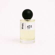 "Descubre la intensidad única de divain.431, un perfume amaderado unisex que mezcla el picante azafrán con rosas de Bulgaria y Grasse, creando una fragancia envolvente para noches invernales. Déjate envolver por su fondo cálido de madera de oud, almizcle ambreta y cacao, ideal para destacar en ocasiones especiales. Su fórmula vegana y libre de crueldad ofrece una experiencia olfativa memorable, perfecta para quienes buscan dejar una huella inolvidable en cada evento nocturno." - divain.431 - Ver 1